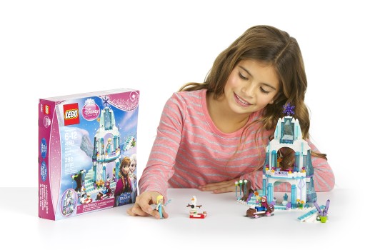 LEGO sarbatoreste Ziua Copilului construind LEGO sarbatoreste Ziua Copilului construind